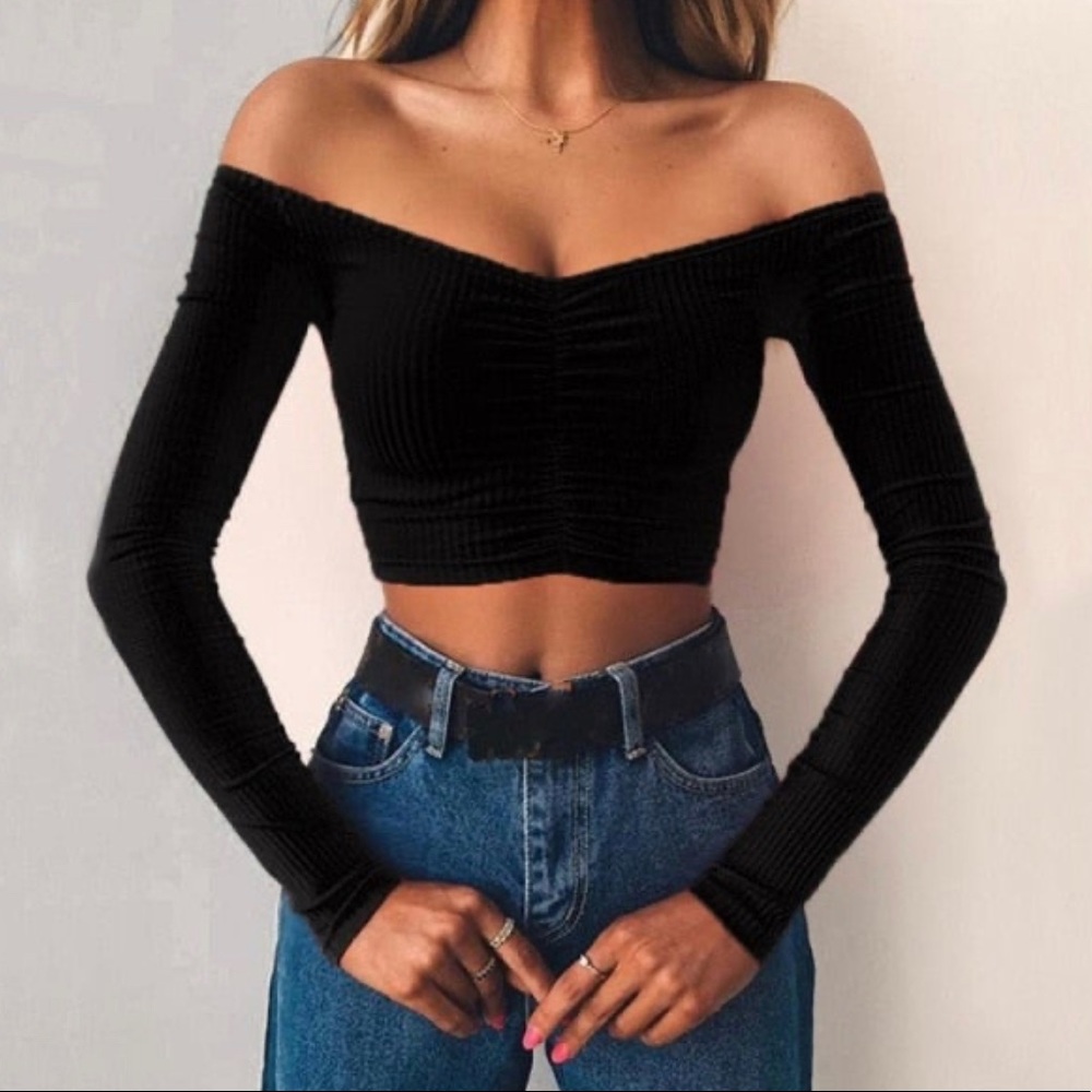 🖤🖤🖤🖤SUPER CUTE Black long sleeve, off the shoulder crop top